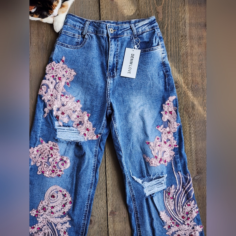 Nwt Denim Love Boutique Embellished Blue Jeans with Pink Floral Design 😍 Sz 4/5 - Picture 3 of 12